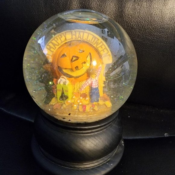 Happy Halloween Musical Snow Globe - Picture 1 of 4